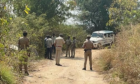 சம்பவ நடத்த பொன்மலை குட்டை பகுதியில் எஸ்.பி. தங்கதுரை ஆய்வு செய்த காட்சி.