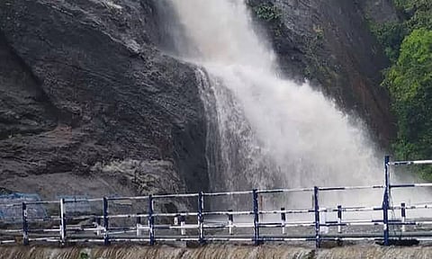 மெயின் அருவி மற்றும் பழைய குற்றாலம் அருவிகளில் வெள்ளப்பெருக்கு ஏற்பட்டுள்ள காட்சி.