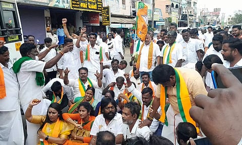 காட்டுமன்னார்கோவிலில் பா.ஜ.க.வினர் திடீர் சாலைமறியல்: போலீசாருடன் வாக்குவாதம்-பரபரப்பு