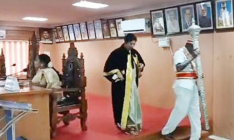 தி.மு.க. கவுன்சிலர்களின் கோரிக்கைகளுக்கு எதிர்ப்பு தெரிவித்து சிவகாசி மேயர் வெளிநடப்பு