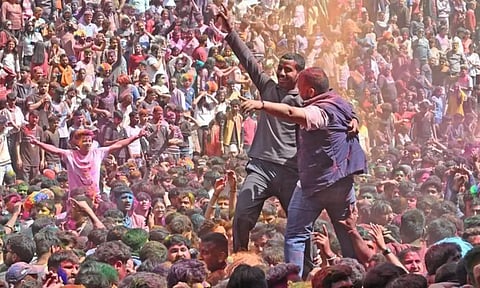 நாடு முழுவதும் களைகட்டிய ஹோலி கொண்டாட்டம் - வண்ணமயாக மாறிய தெருக்கள் - வீடியோ