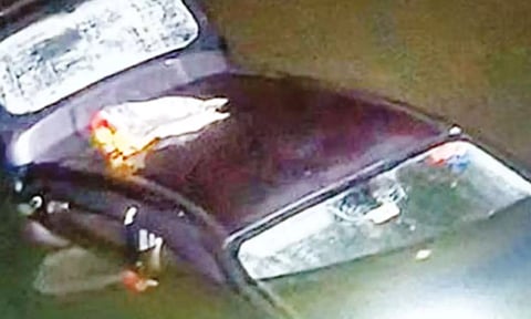 கூகுள் மேப் பார்த்து சென்ற கார் ஆற்றுக்குள் பாய்ந்து விபத்து- அதிர்ஷ்டவசமாக 5 பேர் உயிர் தப்பினர்