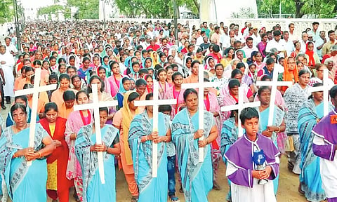 வேளாங்கண்ணியில் சிலுவைப்பாதை ஊர்வலம்: ஆயிரக்கணக்கானோர் பங்கேற்பு