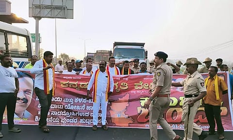 கர்நாடக எல்லையில் இன்று  கன்னட அமைப்பினர் சாலை மறியல்- 30 பேர் கைது