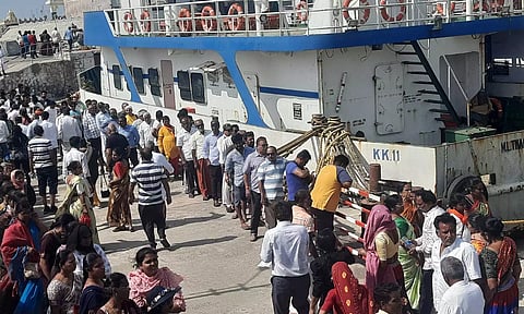 படகுத்துறையில் நீண்ட வரிசையில் காத்திருந்த சுற்றுலா பயணிகளை காணலாம்.