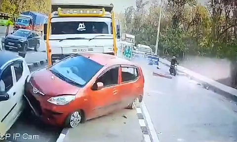 VIDEO: சுங்கச் சாவடியில் கார் மீது மோதிய மணல் லாரி -  2 பேர் உயிரிழப்பு