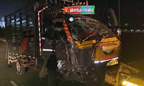 சங்ககிரி அருகே சரக்கு வேன் மோதி விபத்து: 2 டிரைவர்கள் பலி
