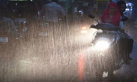 சென்னை மற்றும் புறநகர் பகுதிகளில் திடீர் மழை