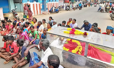 மூதாட்டி சடலத்துடன் சாலை மறியலில் ஈடுபட்ட கிராமமக்கள்