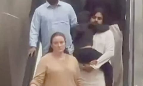 மலேசியா பள்ளி தீ விபத்தில் காயமடைந்த மகனை தோளில் சுமந்து வந்த பவன் கல்யாண்