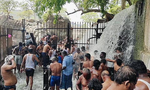 ஒகேனக்கல்லில் குவிந்த சுற்றுலா பயணிகள்- பரிசல் பயணம் செய்து மகிழ்ந்தனர்