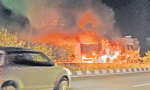 மங்களமேடு அருகே மணல் ஏற்றி சென்ற லாரி நடுரோட்டில் தீ பிடித்து எரிந்தது