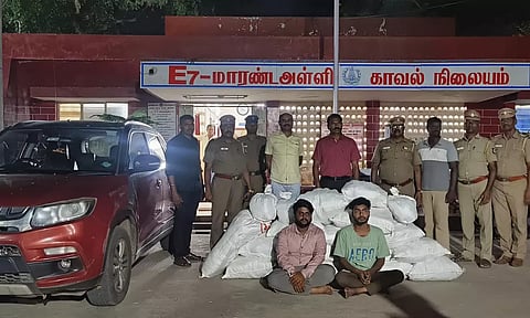 சொகுசு காரில் கடத்தி வரப்பட்ட ரூ. 2 லட்சம் மதிப்பிலான குட்கா பறிமுதல்- 2 பேர் கைது