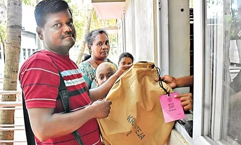 ஸ்கேனிங் வசதியுடன் கூடிய பையில் பக்தர்கள் செருப்புகளை ஒப்படைத்த காட்சி.