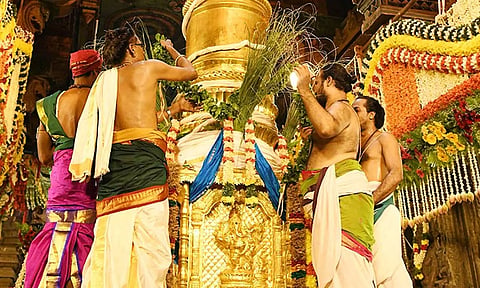 மதுரை மீனாட்சி அம்மன் கோவில் சித்திரை திருவிழா கொடியேற்றத்துடன் தொடங்கியது