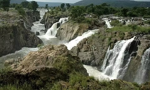 ஒகேனக்கலுக்கு நீர்வரத்து 2500 கனஅடியாக குறைந்தது