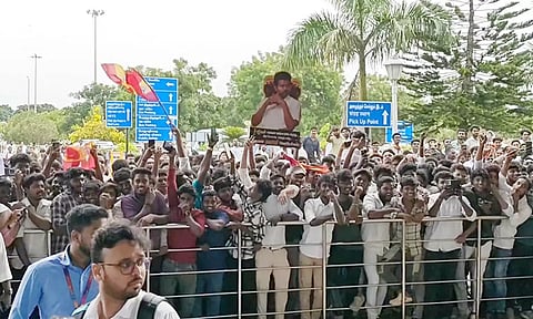 விஜய்யை வரவேற்க மதுரை விமான நிலையத்தில் குவிந்த தொண்டர்கள்