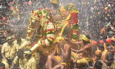 வைகையாற்றில் கள்ளழகர் இறங்கும்போது பக்தர்களுக்கு புதிய கட்டுப்பாடுகள் விதிப்பு- கோவில் நிர்வாகம் அறிவிப்பு