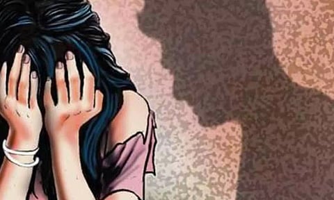 2 நாட்களாக 17 வயது மைனர் பெண் கூட்டு பாலியல் வன்கொடுமை: 6 பேர் கைது- லாட்ஜில் அடைத்து வைத்த ஜெயிலரிடம் விசாரணை