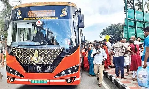 திருப்பதி ரெயில், பஸ் நிலையத்தில் இருந்து ஸ்ரீவாரிமெட்டு, அலிபிரி நடைபாதைக்கு 20 இலவச பஸ்கள் இயக்க முடிவு