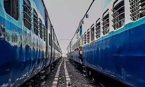 ரெயில் பயணிகள் கவனத்திற்கு... இனிமேல் படிக்கட்டில் அமர்ந்து பயணம் செய்தால் அபராதம்...