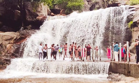 பஞ்சலிங்க அருவியில் சுற்றுலாப் பயணிகள் குளித்து மகிழ்வதை காணலாம்.