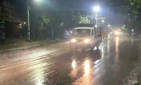 சென்னை மற்றும் புறநகர் பகுதிகளில் வெளுத்து வாங்கும் கனமழை