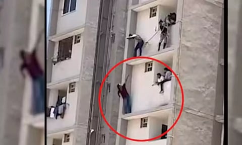 VIDEO: சரணடைவதை விட சாவதே மேல்.. 5வது மாடி விளிம்பில் நின்று அடம்பிடித்த குற்றவாளி - திணறிய போலீஸ்