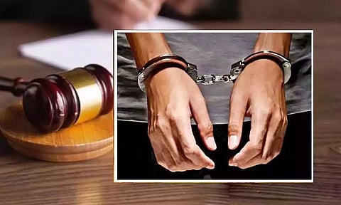 முக்கூடல் அருகே தொழிலாளி வீடு மீது பெட்ரோல் குண்டு வீசிய 5 பேர் கும்பல் கைது