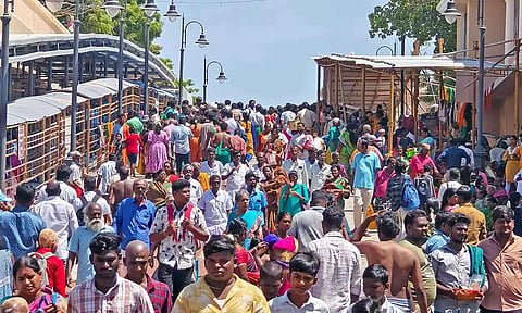 திருச்செந்தூரில் குவியும் பல்லாயிரக்கணக்கான பக்தர்கள்- மூத்த குடிமக்கள் விரைவில் தரிசனம் செய்ய சிறப்பு ஏற்பாடு