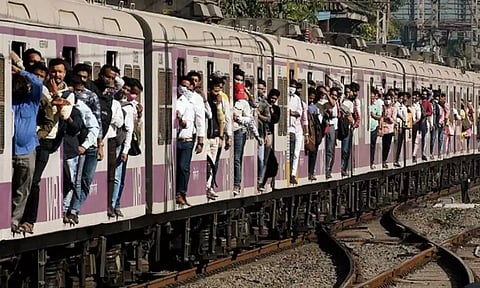மும்பை: கூட்ட நெரிசலால் புறநகர் ரெயிலில் இருந்து கீழே விழுந்து 5 பேர் உயிரிழப்பு