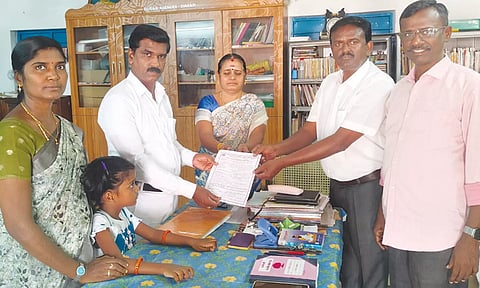 அரசு பள்ளியில் தமிழ்வழிக் கல்வியில் மகளை சேர்த்த நீதிபதி