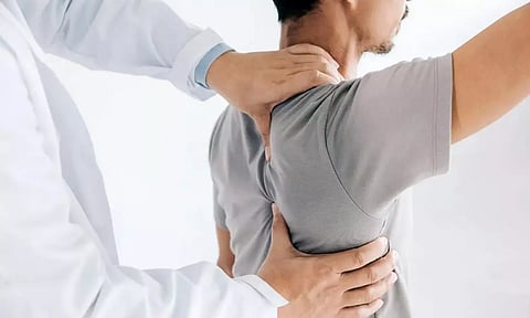 தோள்பட்டை வலிக்கான காரணங்களும் சித்த மருத்துவ சிகிச்சைகளும்