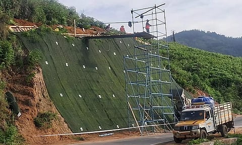 &nbsp;குன்னூர் அருகே சாலையோரம் மண்சரிவை தடுக்கும் வகையில் மண் ஆணி அமைக்கும் பணி நடந்து வரும் காட்சி.