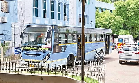 மூதாட்டியை ஏற்றி வந்த அரசு பஸ், ஆஸ்பத்திரியில் நிற்கும் காட்சி.