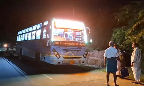 அரசு பஸ் பின்பக்க டயரில் புகை- நடுவழியில் இறக்கிவிடப்பட்ட பயணிகள்