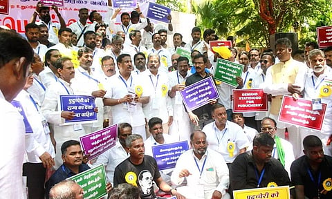 புதுச்சேரிக்கு மாநில அந்தஸ்து கேட்டு டெல்லியில் போராட்டம்- ஜனாதிபதி, பிரதமர் அலுவலகத்தில் மனு