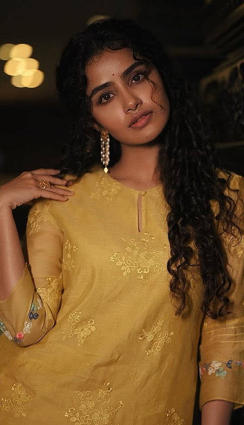 தங்கத்தோடு ஜனித்த மஞ்சள்- வைரலாகும் அனுபமா பரமேஸ்வரனின் கிளிக்ஸ்