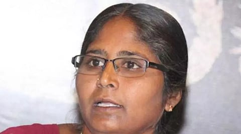 என் கணவரை அடக்கம் செய்த இடத்தில் மணிமண்டபம் கட்ட வேண்டும்- முத்துலட்சுமி வீரப்பன்