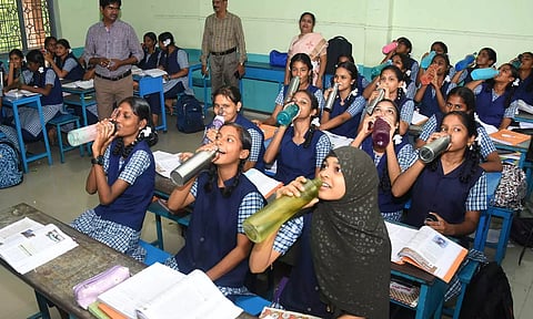 தமிழ்நாட்டில் உள்ள பள்ளிகளில் அமலுக்கு வந்தது 'வாட்டர் பெல்'  திட்டம்