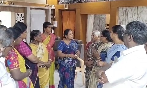 ரிதன்யாவின் குடும்பத்தினரை அனைத்திந்திய ஜனநாயக மாதர் சங்கத்தின் மாநிலச்செயலாளர் ராதிகா மற்றும் நிர்வாகிகள் சந்தித்து ஆறுதல் தெரிவித்த காட்சி.