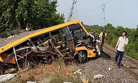 ரெயில்வே கேட் திறந்தே இருந்தது.. கேட் கீப்பரை பார்க்கவில்லை - விபத்தில் காயமடைந்த மாணவன்