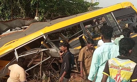 பள்ளி வேன் மீது ரெயில் மோதி விபத்து- தனியார் பள்ளிக்கு நோட்டீஸ்