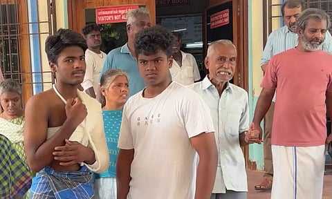 கடலூர் அரசு மருத்துவமனையில் இருந்து காயம் அடைந்த விஷ்வேசை வீட்டிற்கு அழைத்து சென்ற காட்சி.