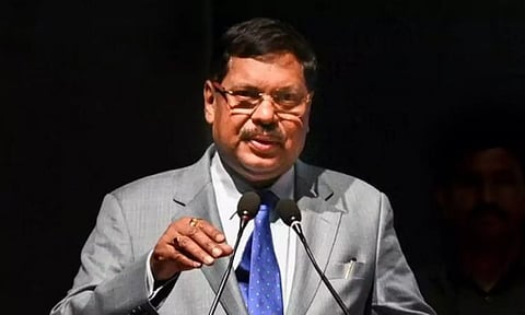 வெளிநாட்டு கல்வி, பட்டங்கள் மோகத்தில் கடனில் மூழ்க வேண்டாம் -  தலைமை நீதிபதி பி.ஆர். கவாய் அறிவுரை