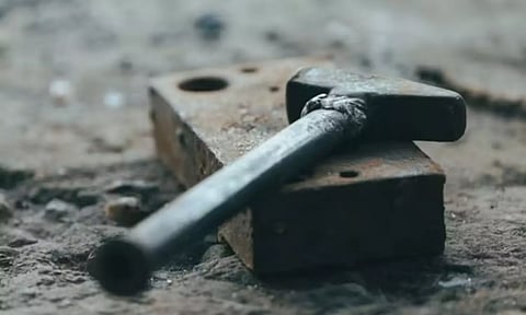 தாய் - தந்தையை சுத்தியலால் அடித்தே கொன்ற கொடூர  மகன்..