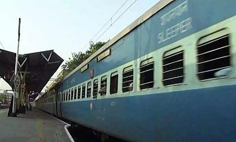 அரக்கோணம் அருகே சிக்னல் கோளாறு- எக்ஸ்பிரஸ் ரெயில்கள் நடுவழியில் நிறுத்தம்