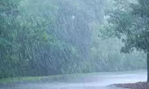 ஏற்காட்டில் பலத்த மழை- சுற்றுலா பயணிகள் குதூகலம்