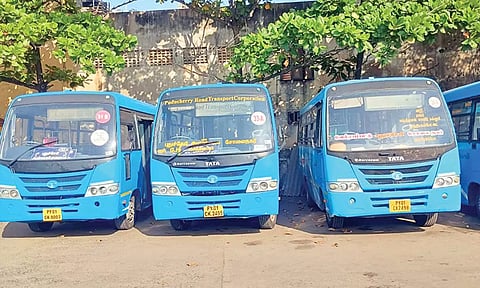 பணி நிரந்தரம் கோரி ஊழியர்கள் வேலை நிறுத்தம்: புதுச்சேரியில் அரசு பஸ்கள் ஓடவில்லை