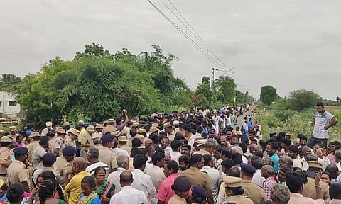 ரெயில்வே தண்டவாளத்தில் அமர்ந்து பொதுமக்கள் போராட்டம்- ஆள் இல்லாத ரெயில்வே கேட்டை மூட வலியுறுத்தல்